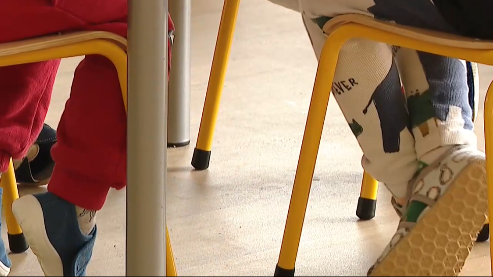 Rodičia &scaron;k&ocirc;lkarov maj&uacute; n&aacute;rok na o&scaron;etrovn&eacute; aj počas pr&aacute;zdnin. Soci&aacute;lna poisťovňa rad&iacute;, ako o d&aacute;vku požiadať