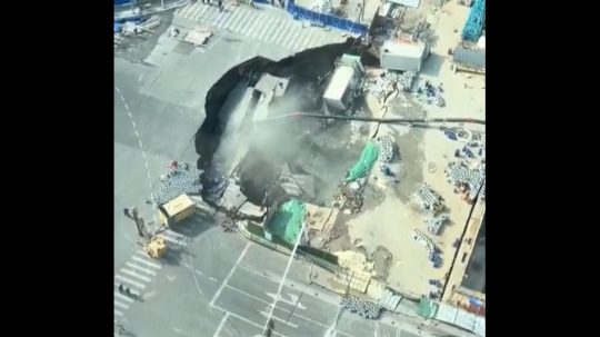 VIDEO: Masívna prepadlina v Šanghaji pohltila rozsiahly úsek cesty a poškodila okolité budovy