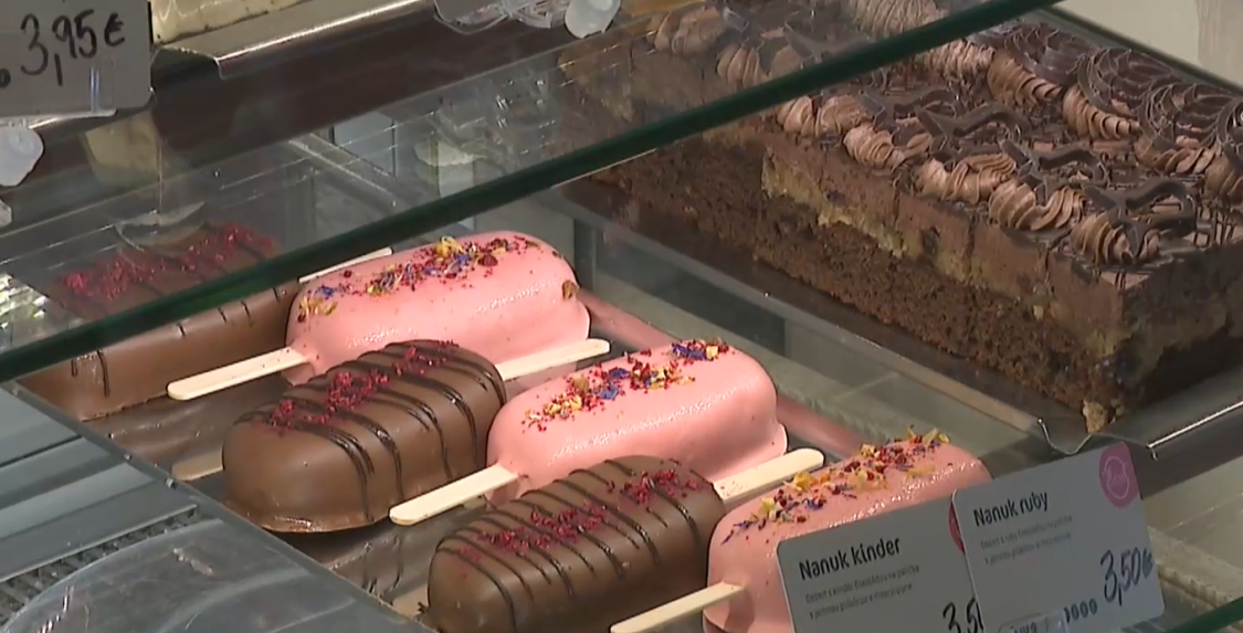 zákusky v cukrárni