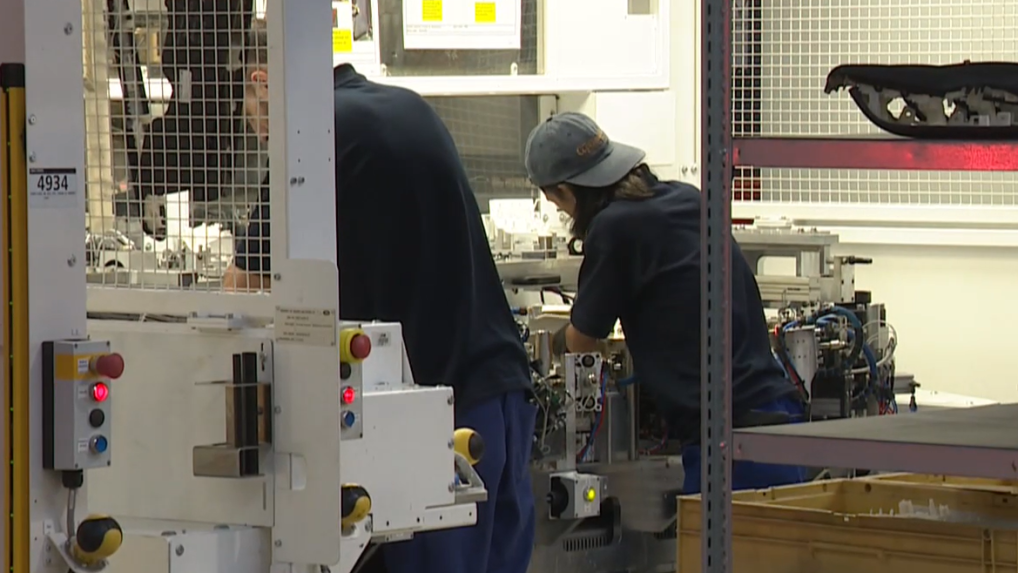 Pracovníci vo fabrike v Lozorne.