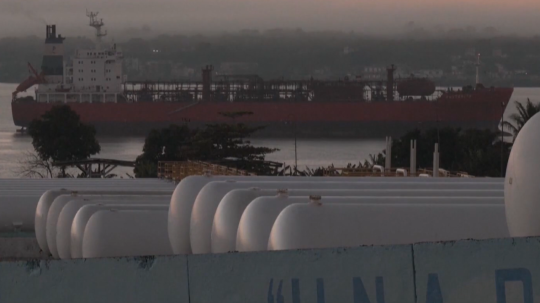 Na snímke loď v prístave na Kube.