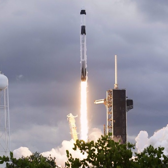 Kozmickú loď Crew Dragon spoločnosti SpaceX vyniesla do vesmíru raketa Falcon 9.