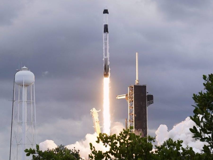 Kozmickú loď Crew Dragon spoločnosti SpaceX vyniesla do vesmíru raketa Falcon 9.