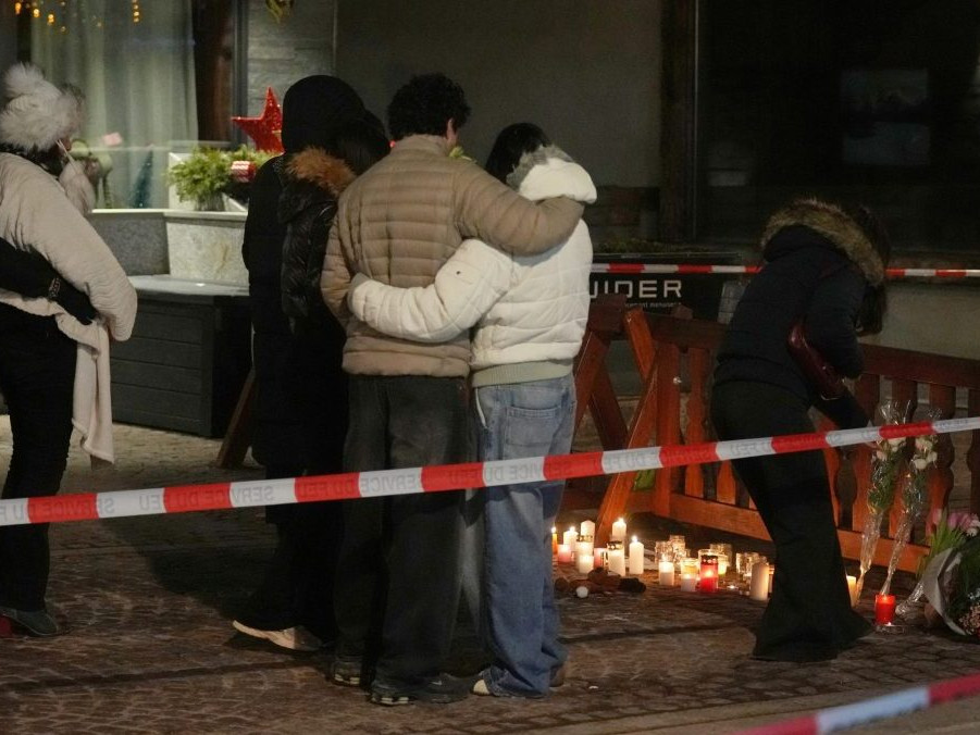 udia kladú sviečky a zapaľujú sviečky za obete nočného požiaru v bare v luxusnom švajčiarskom lyžiarskom stredisku Crans Montana.