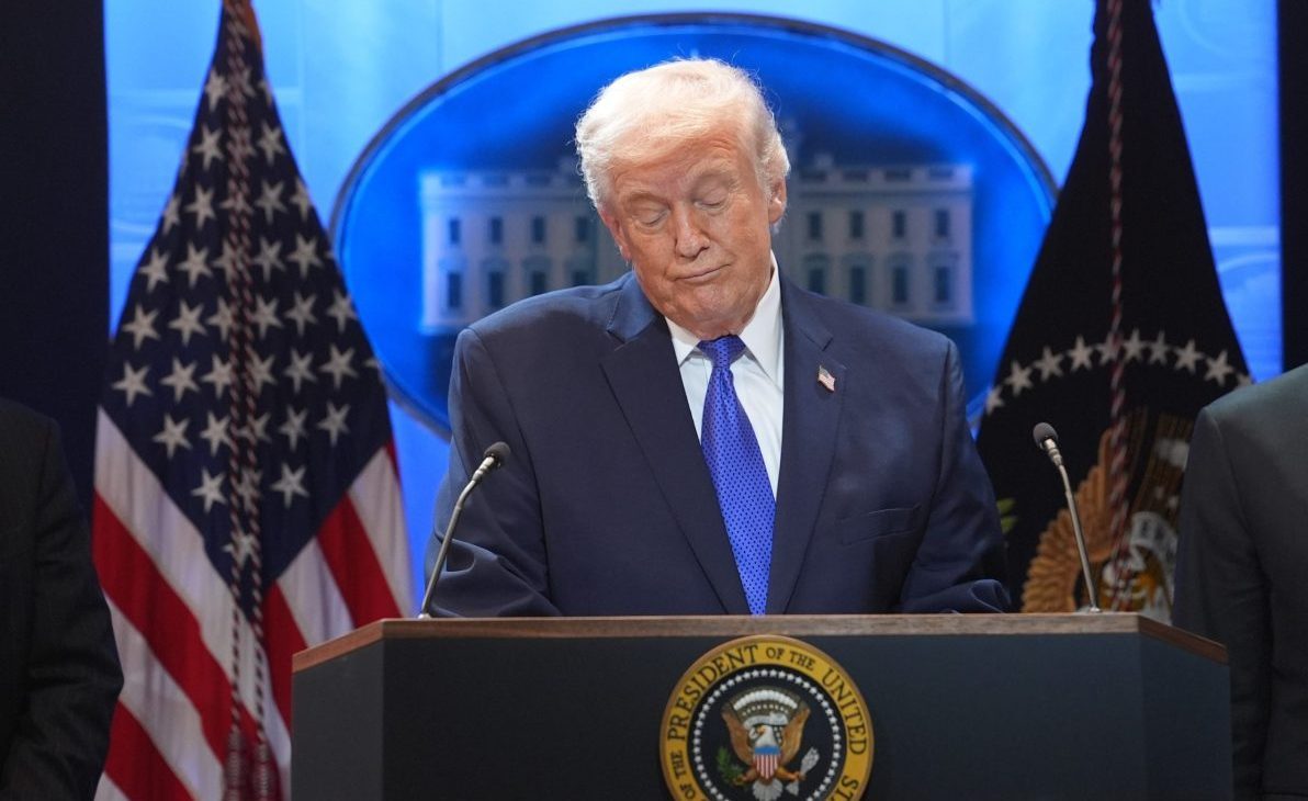 Donald Trump tvrd&iacute;, že zv&yacute;&scaron;i glob&aacute;lne cl&aacute; na tovar dov&aacute;žan&yacute; do Spojen&yacute;ch &scaron;t&aacute;tov