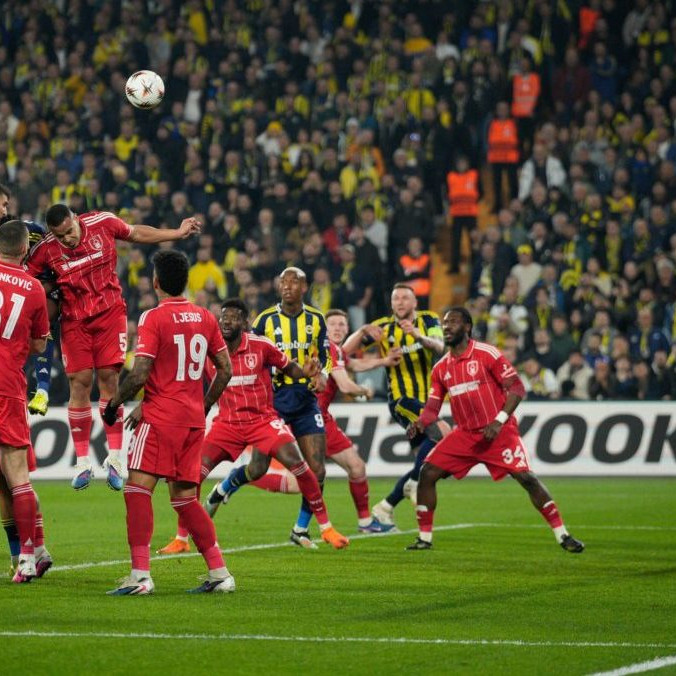 Futbalisti Fenerbahce a Nottinghamu.