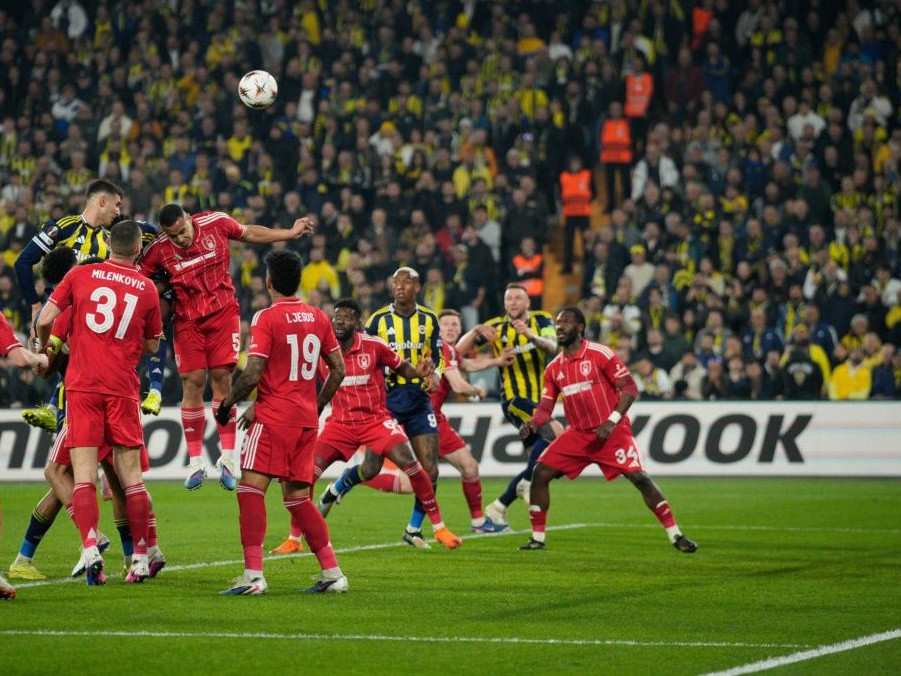 Futbalisti Fenerbahce a Nottinghamu.