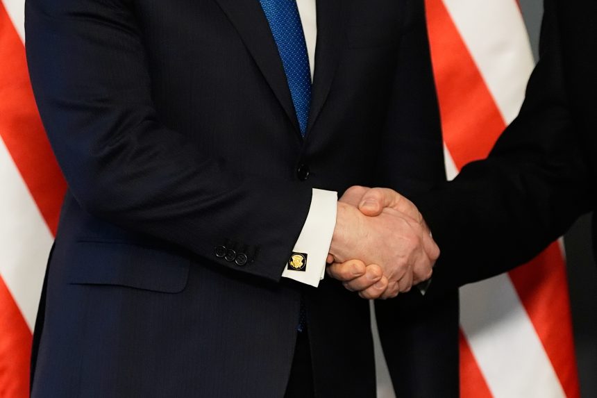 Rubio a Orbán si podávajú ruky.