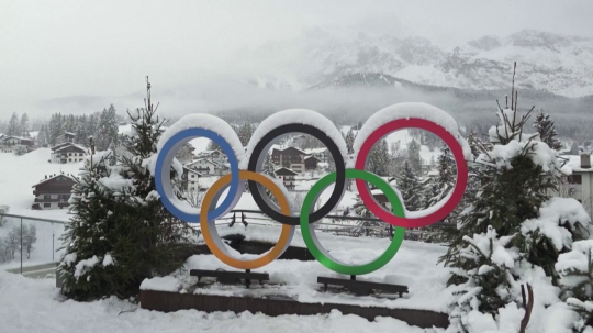 Na snímke sú zasnežené olympijské kruhy.