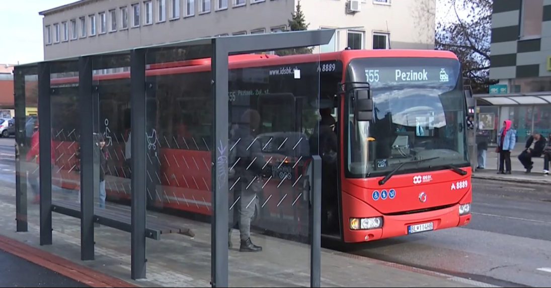Na ilustračnej snímke autobus.