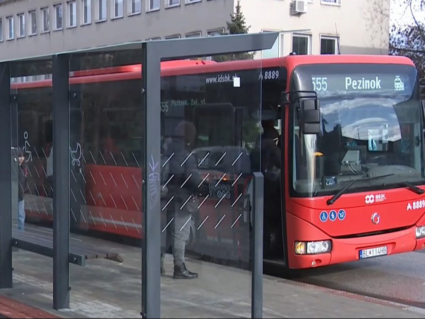 Na ilustračnej snímke autobus.