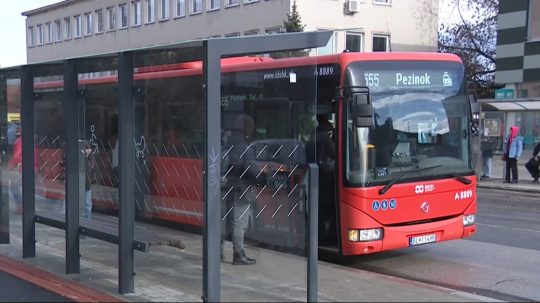 Na ilustračnej snímke autobus.