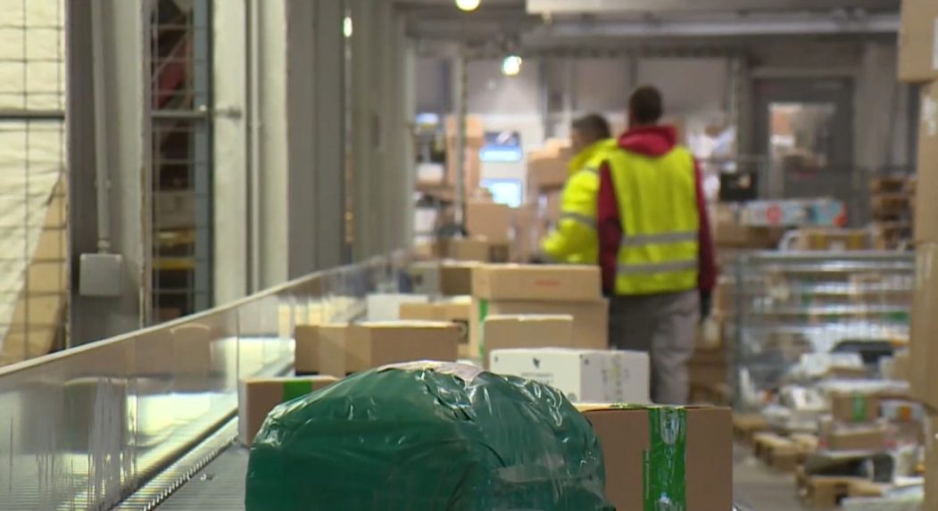 Na ilustračnej snímke balíky v preprave.