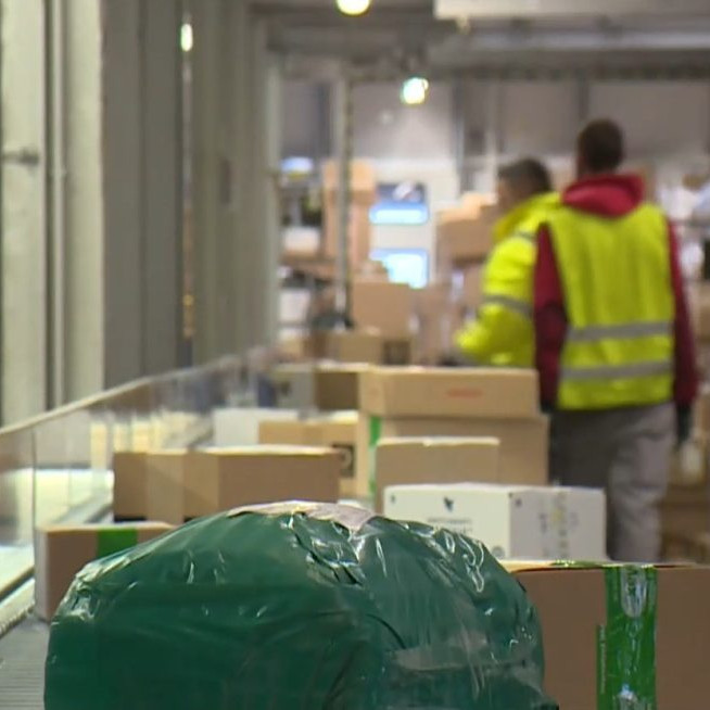 Na ilustračnej snímke balíky v preprave.