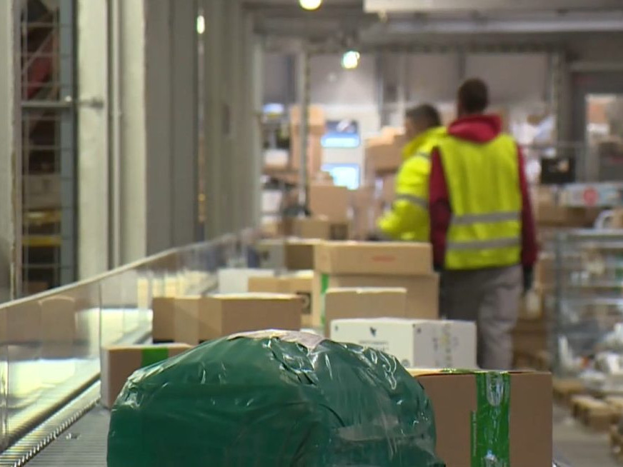 Na ilustračnej snímke balíky v preprave.