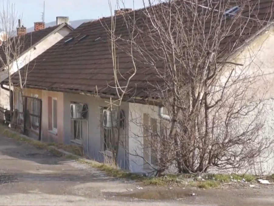 V Handlovej začali s búraním storočných baníckych kolónií. Niektorí obyvatelia nechcú odísť a čakajú až na bagre