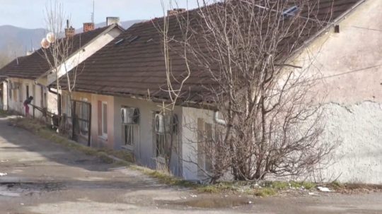 V Handlovej začali s búraním storočných baníckych kolónií. Niektorí obyvatelia nechcú odísť a čakajú až na bagre