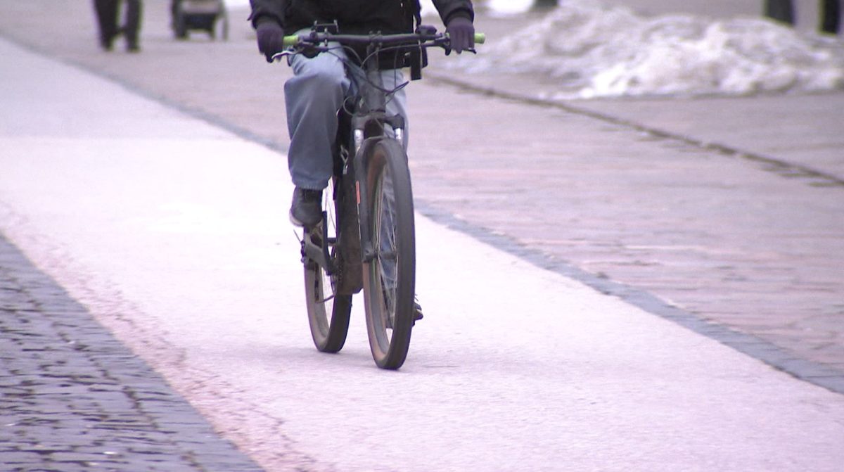 Ko&scaron;ick&iacute; policajti rie&scaron;ili za minul&yacute; rok desiatky opit&yacute;ch cyklistov, upozorňuj&uacute; na rizik&aacute; aj pokuty