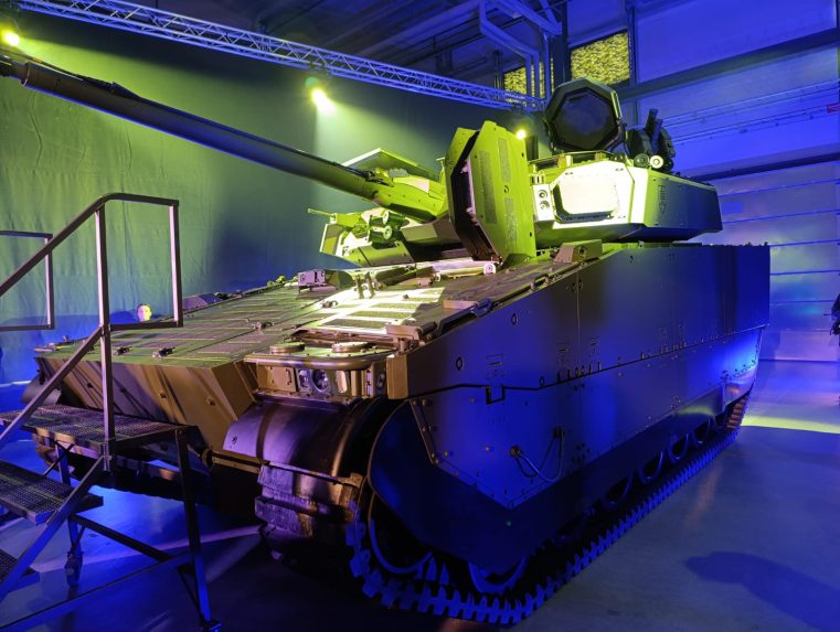Na sn&iacute;mke bojov&eacute; vozidlo CV9035 MkIV.
