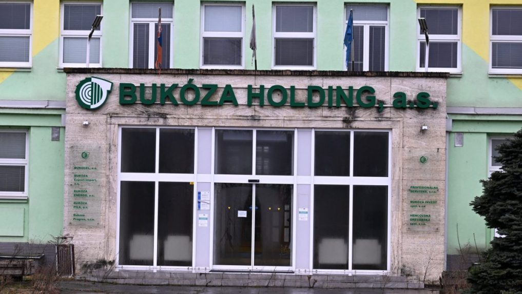 Na snímke vstup do administratívnej budovy bývalého areálu Bukóza Holding.