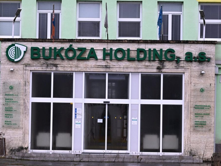Na snímke vstup do administratívnej budovy bývalého areálu Bukóza Holding.