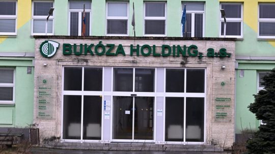 Na snímke vstup do administratívnej budovy bývalého areálu Bukóza Holding.