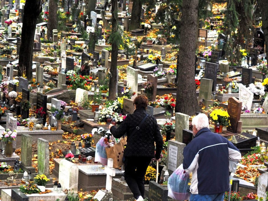 Na snímke cintorín.