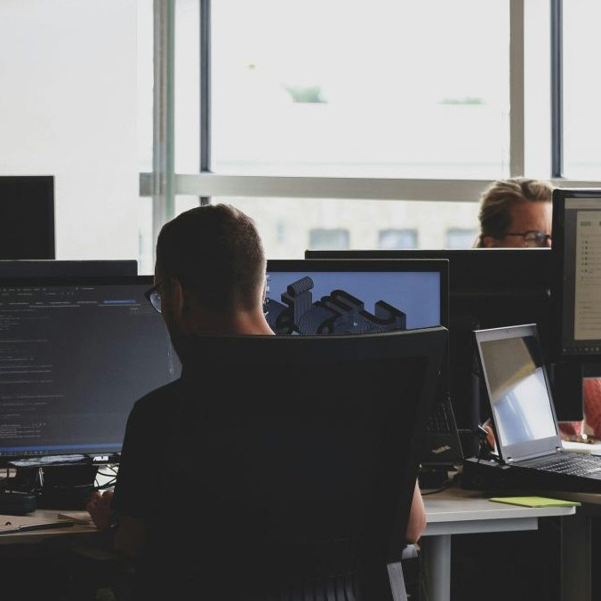 Zamestnanci v kancelárii.