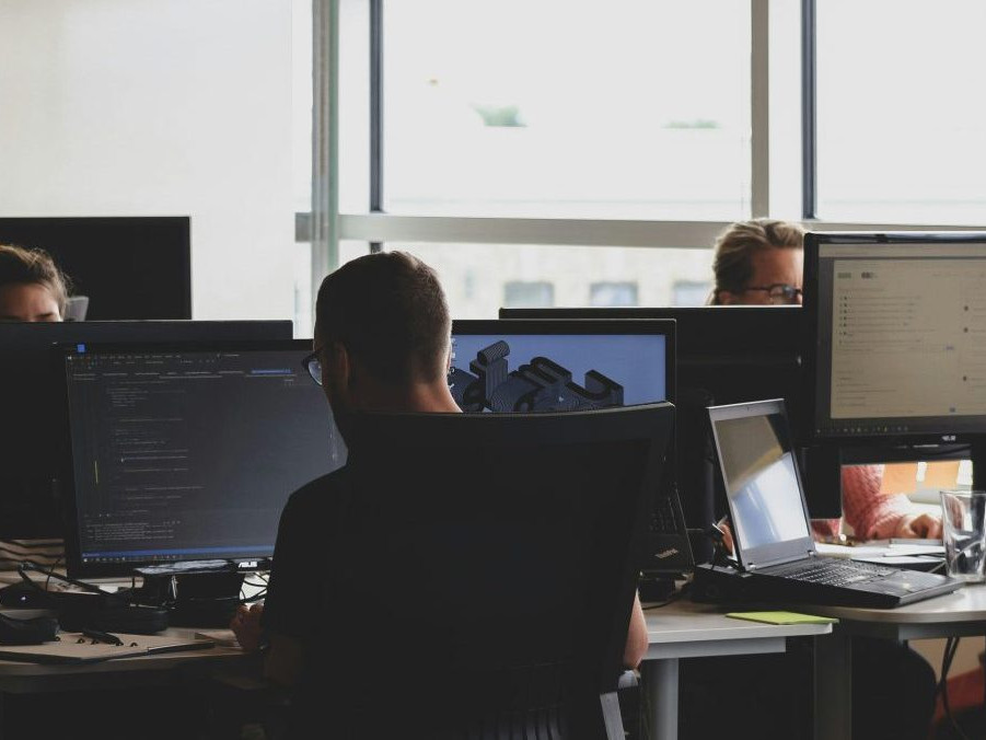 Zamestnanci v kancelárii.