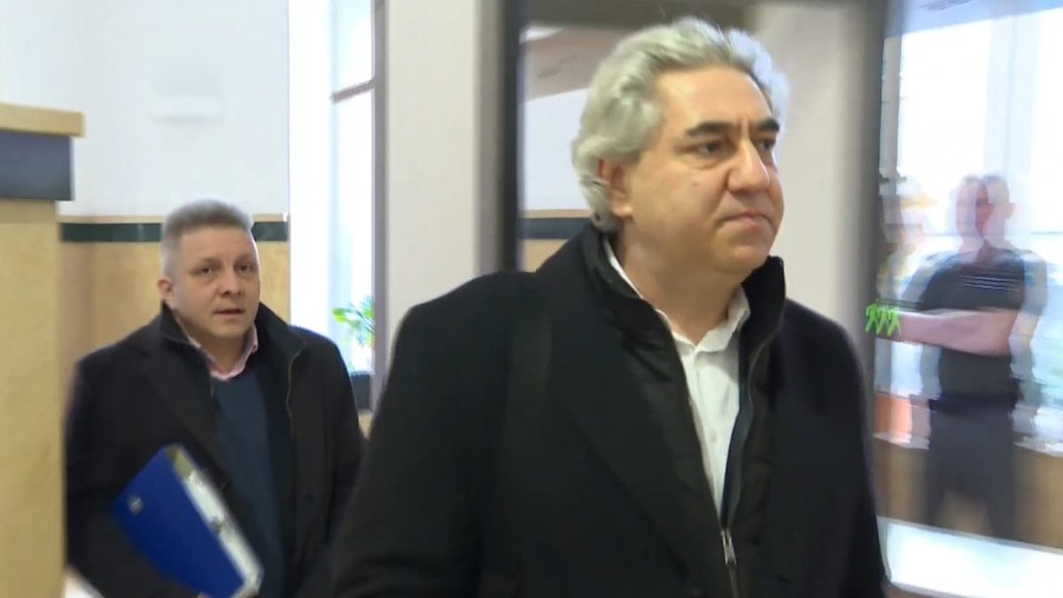 Vyhr&aacute;žky, zastra&scaron;ovanie, arogancia: Developer firm&aacute;m dlž&iacute; st&aacute;tis&iacute;ce, stavbu už pritom použ&iacute;va. Dod&aacute;vatelia s&uacute; z&uacute;fal&iacute;