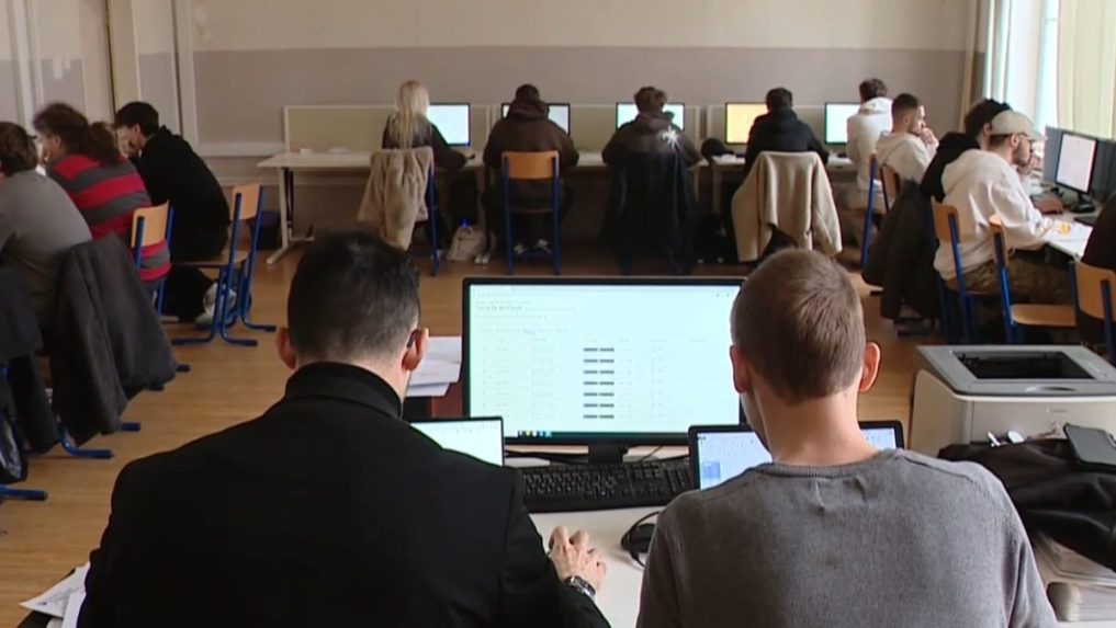 Na ilustračnej snímke študenti skúšajú eMaturitu.