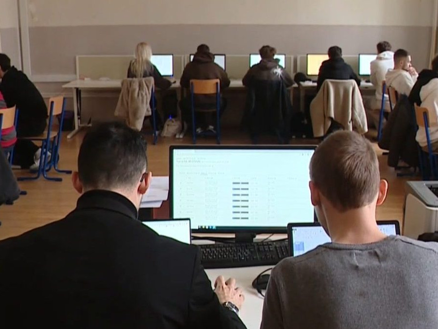 Na ilustračnej snímke študenti skúšajú eMaturitu.