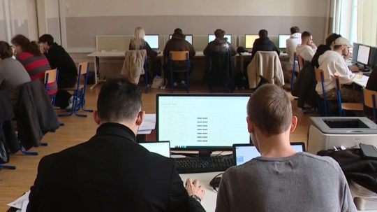 Na ilustračnej snímke študenti skúšajú eMaturitu.