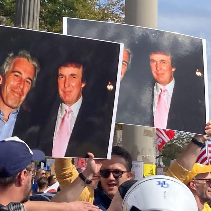 Na sníme transparent s fotografiou Epsteina a Trumpa.