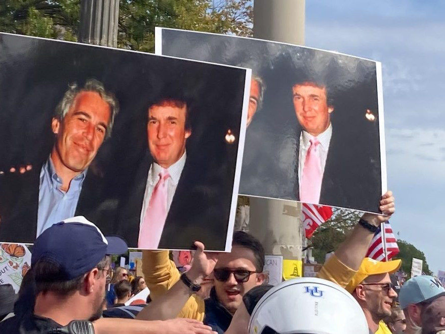 Na sníme transparent s fotografiou Epsteina a Trumpa.