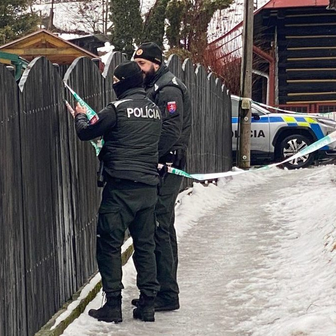 Policajti na mieste vraždy.