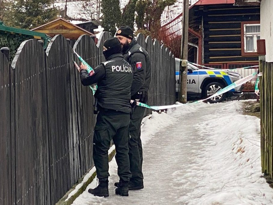 Policajti na mieste vraždy.