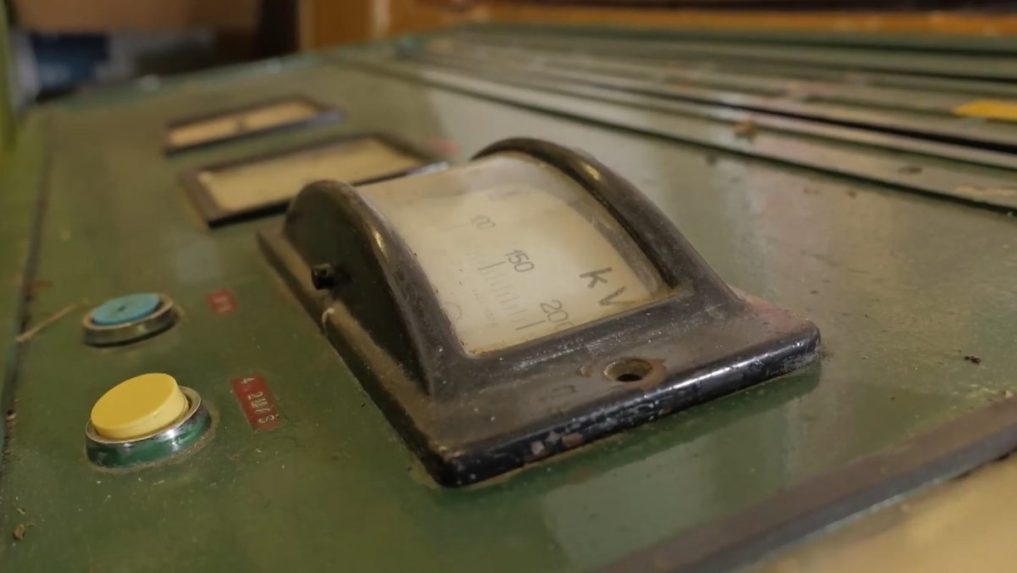 Na sn&iacute;mke pr&iacute;strojov&yacute; pult.