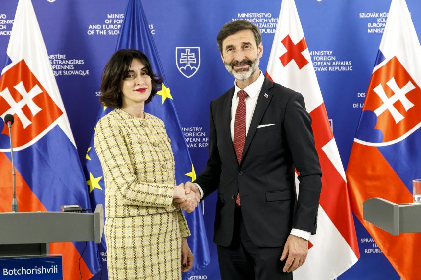 minister zahraničn&yacute;ch vec&iacute; a eur&oacute;pskych z&aacute;ležitost&iacute; SR Juraj Blan&aacute;r (Smer-SD) a ministerka zahraničn&yacute;ch vec&iacute; Gruz&iacute;nska Maka Bočori&scaron;viliov&aacute;