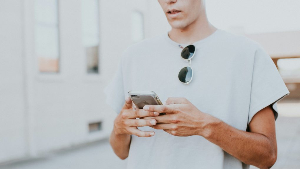 mladí človek s telefónom