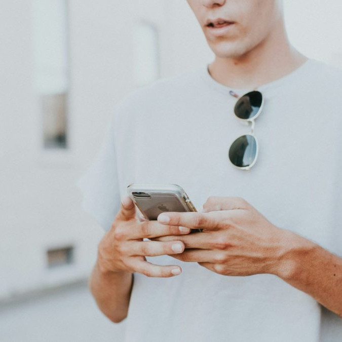 mladí človek s telefónom