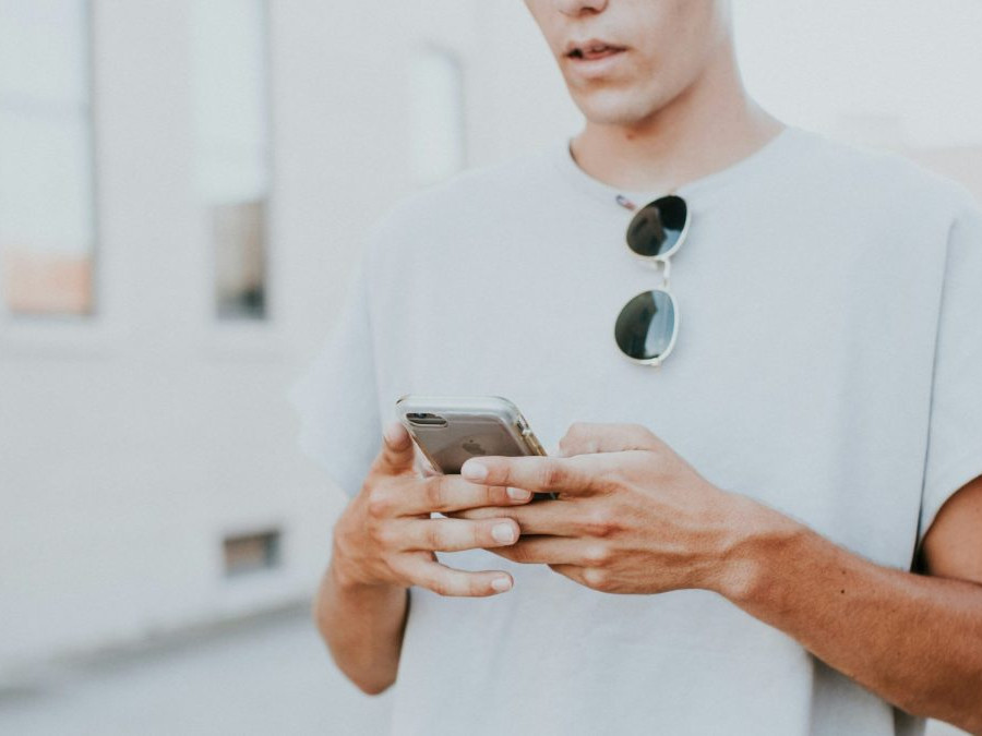 mladí človek s telefónom