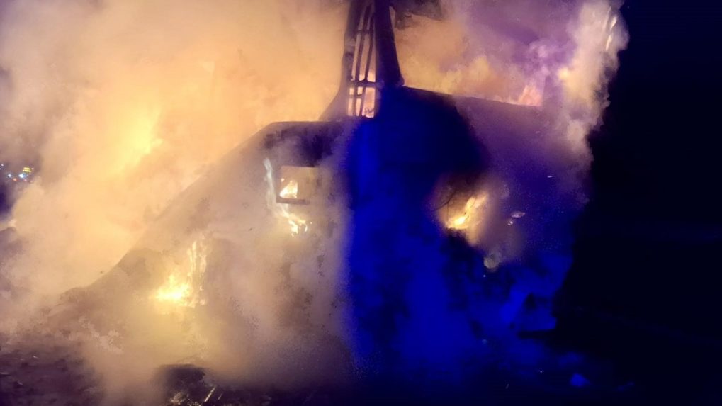 Požiar po Kamión zrážke kamiónu a autobusu.