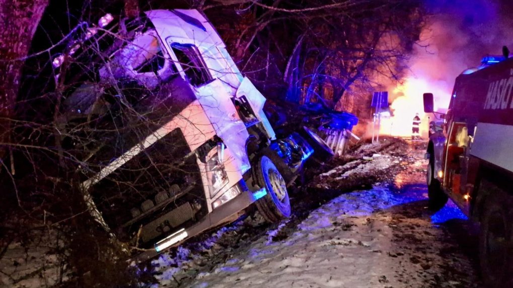 Požiar po Kamión zrážke kamiónu a autobusu.