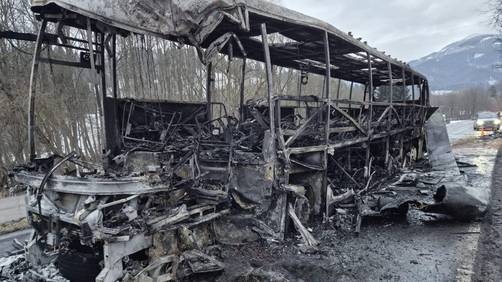 Do tla zhorený autobus.
