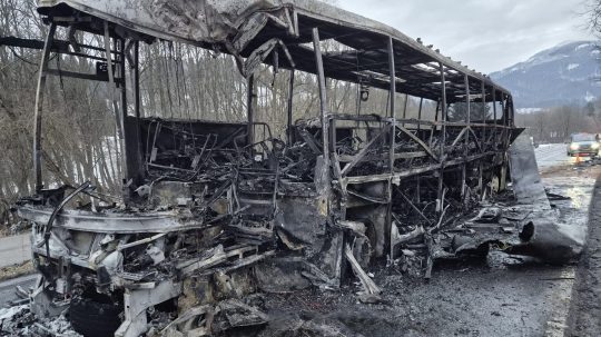 Do tla zhorený autobus.