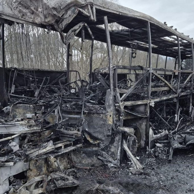 Do tla zhorený autobus.