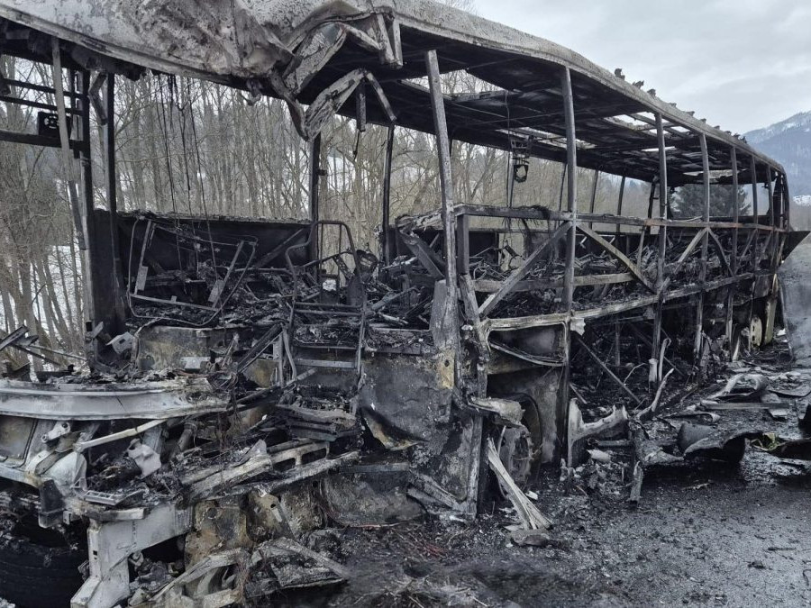 Do tla zhorený autobus.