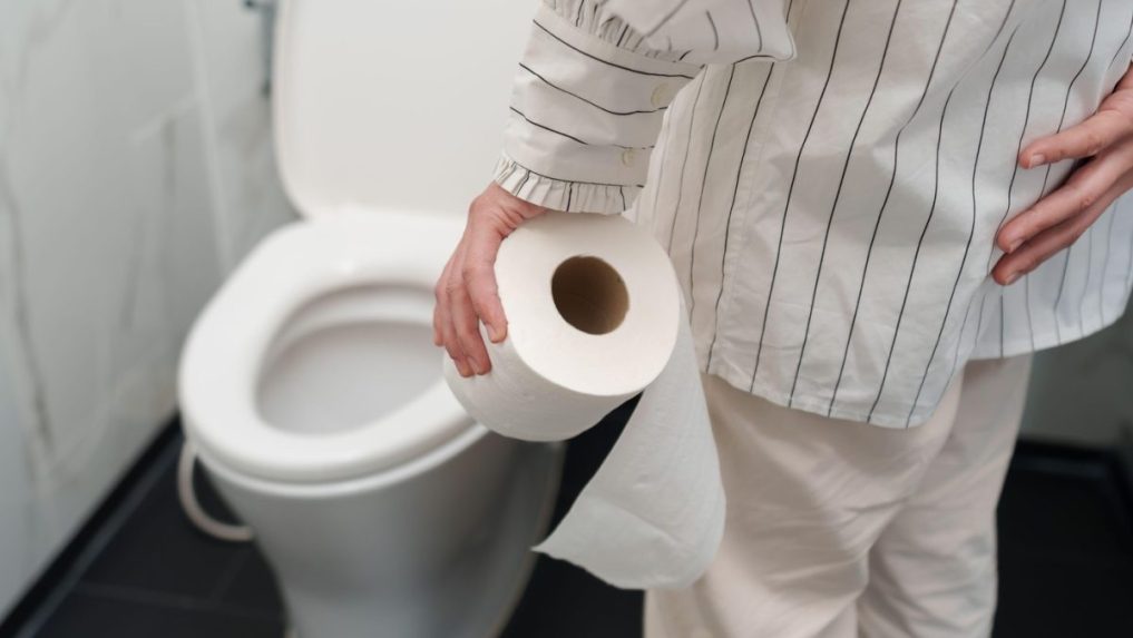 Na ilustračnej snímke osoba pri toalete.