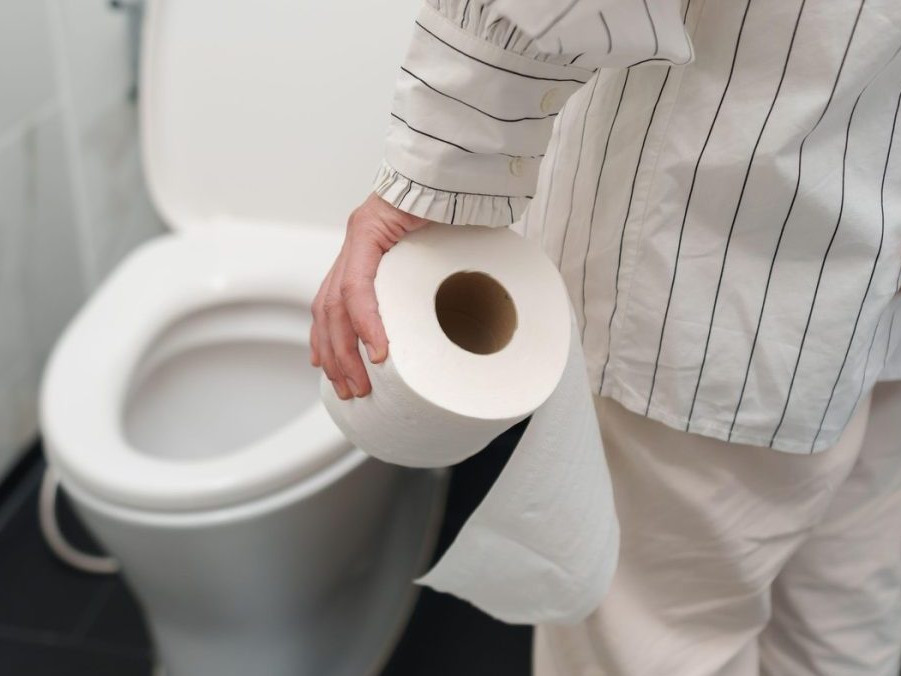 Na ilustračnej snímke osoba pri toalete.